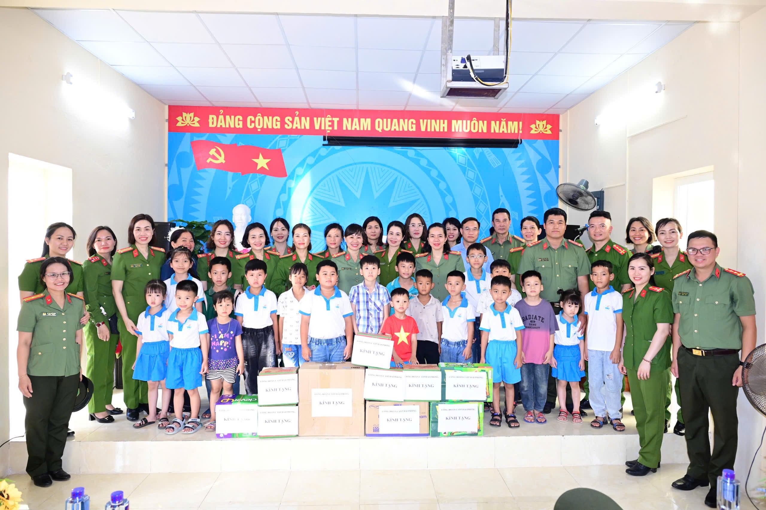 Công đoàn CATP tổ chức chương trình sinh hoạt chính trị tại huyện Bạch Long Vĩ